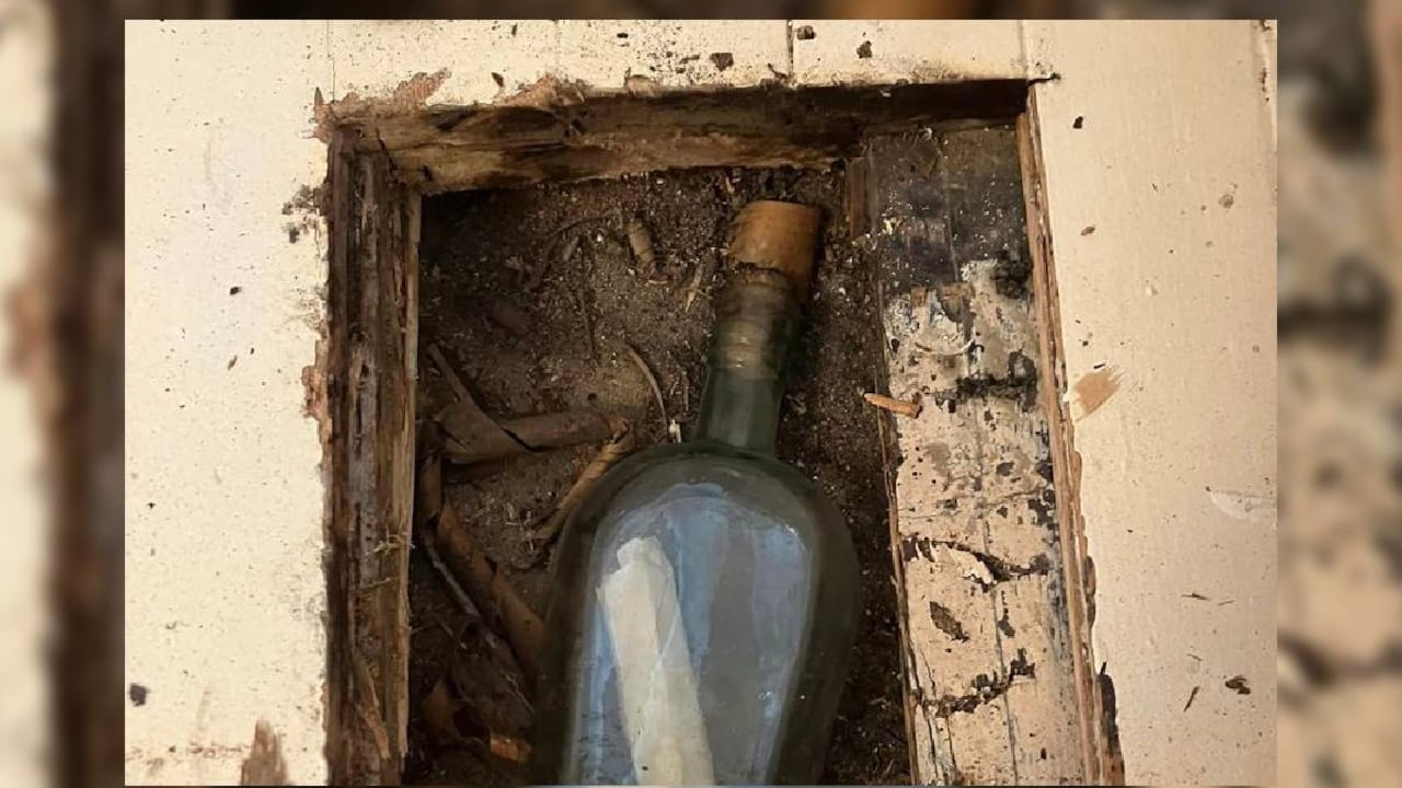 Se trataba de una botella de whisky vacía que estaba escondida bajo el suelo de la casa y dentro del envase se encontraba una antigua nota