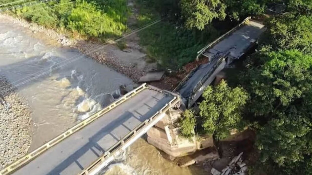 “La creciente del río, generada por las constantes lluvias en la zona, causó una pérdida de estabilidad de las luces 4 y 5”. Invías
