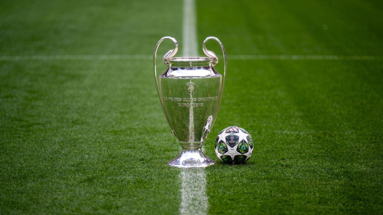 Trofeo y balón de la Champions.