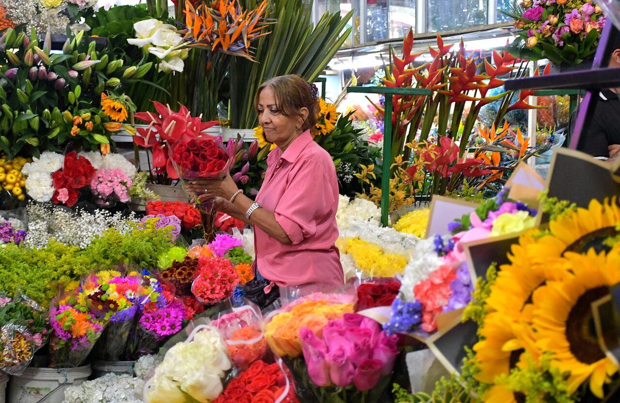 El día del Amor y la Amistad hace que los precios de las flores aumenten. La Galería de la Alameda es uno de los principales punts de venta de flores en Cali.fotos Raúl Palacios