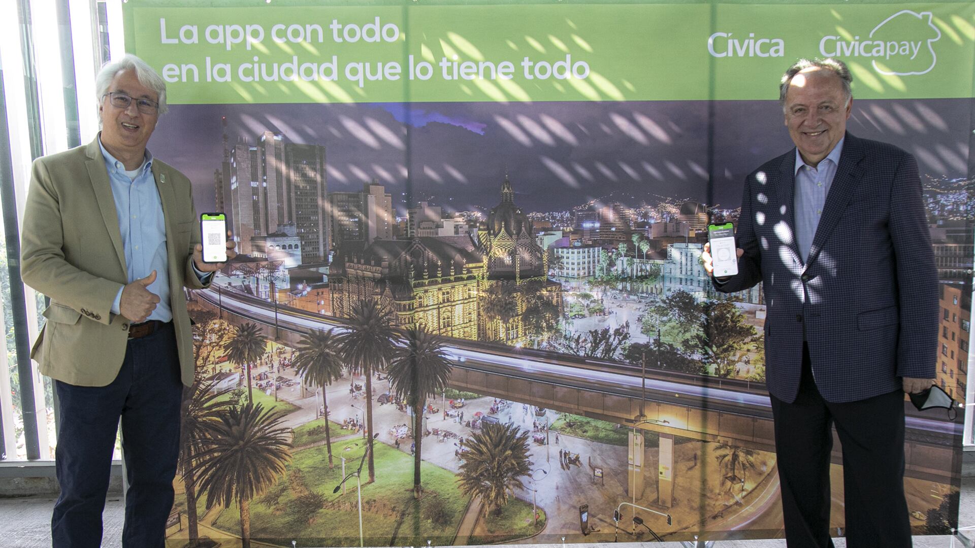 Tomás Elejalde, gerente del Metro de Medellín, y Efraín Forero, presidente de Davivienda, en el lanzamiento del App Cívica.