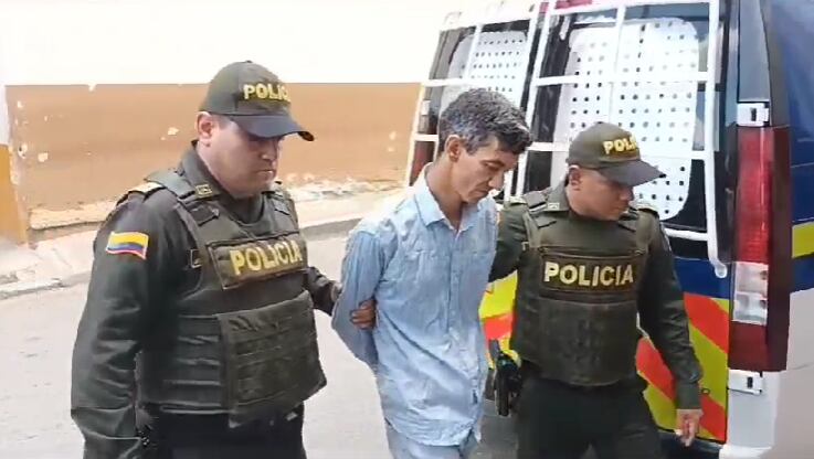 Este hombre presuntamente habría estafado a un adulto mayor.