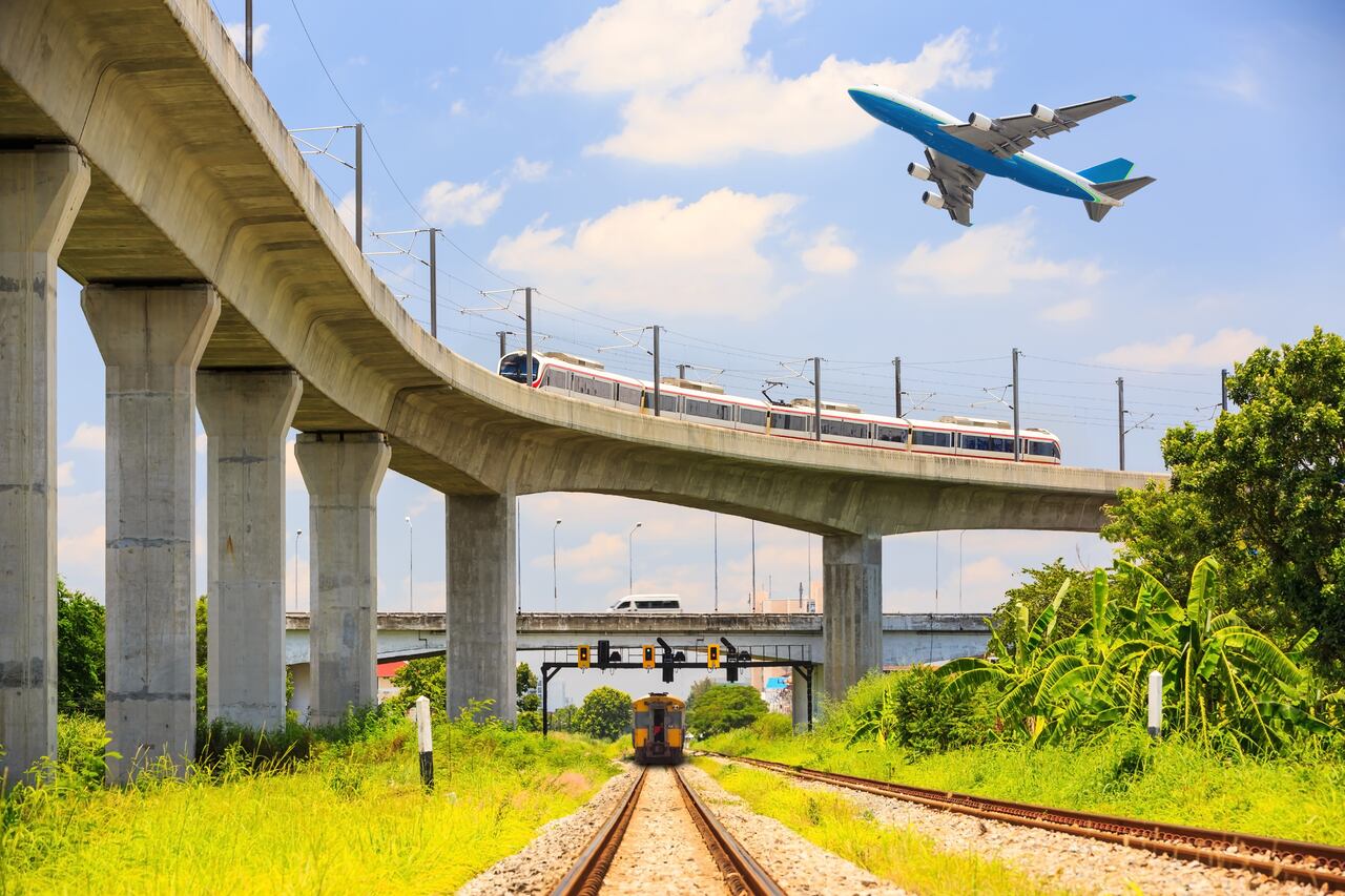 Diversos medios de transporte (tren, tren aéreo eléctrico, automóvil, avión), Bangkok, Tailandia