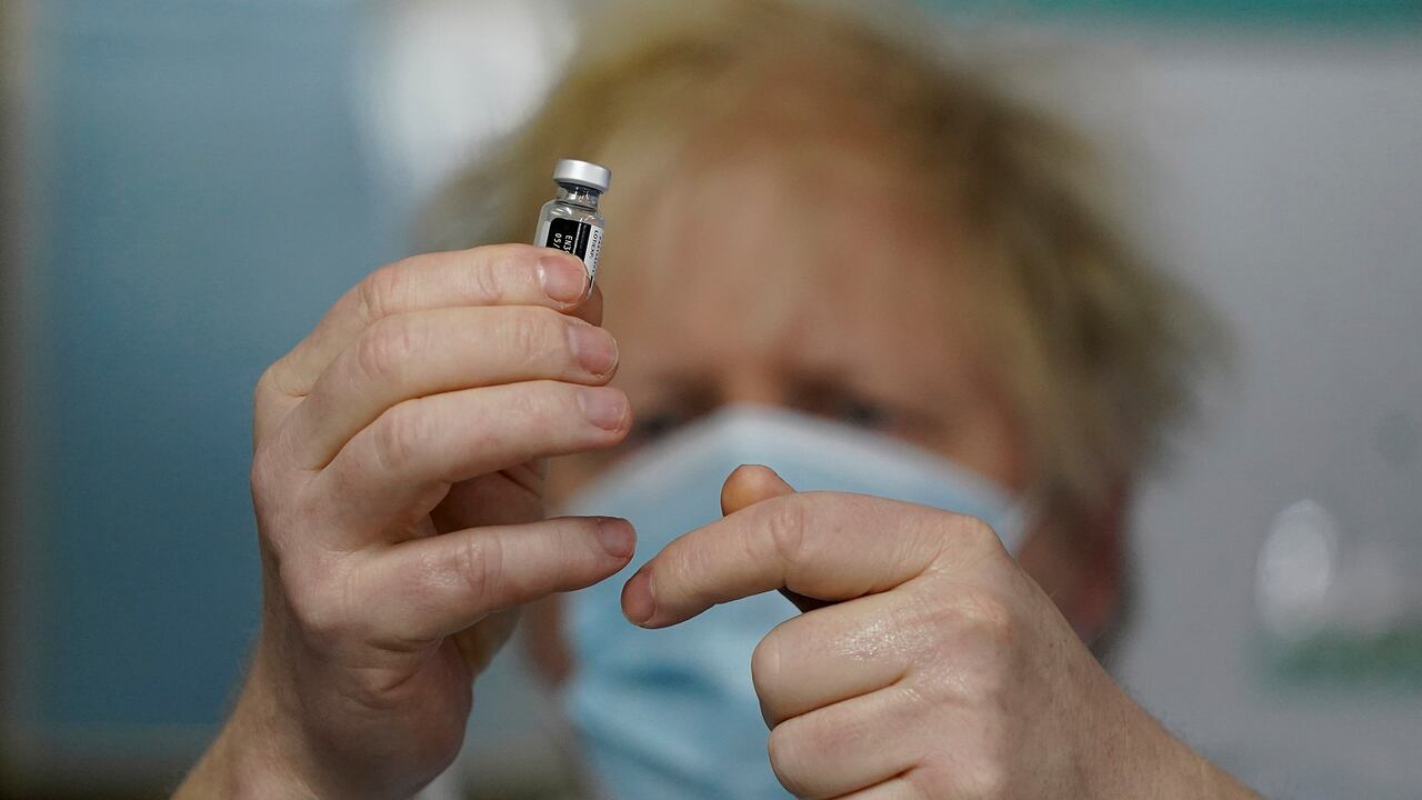 El primer ministro británico, Boris Johnson, sostiene una botella de la vacuna Pfizer BioNTech mientras visita un centro de vacunación contra COVID-19 en el Centro Al-Hikmah de la Sociedad Musulmana de Bienestar de la India (IMWS) en Batley, West Yorkshire, Inglaterra, el lunes 1 de febrero. 2021. (Foto AP / Jon Super, grupo)