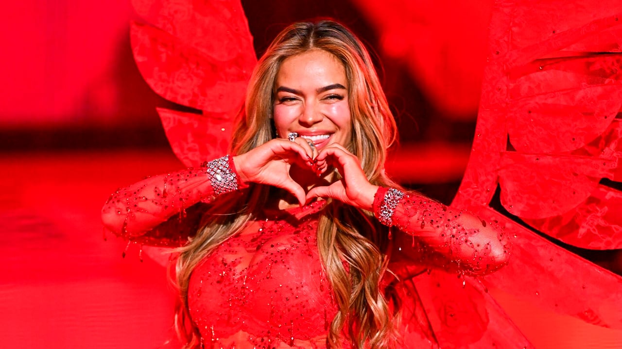 Karol G camina por la pasarela durante el desfile de moda de Victoria's Secret, el miércoles 15 de octubre de 2025, en Nueva York.