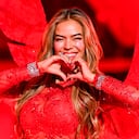 Karol G camina por la pasarela durante el desfile de moda de Victoria's Secret, el miércoles 15 de octubre de 2025, en Nueva York.