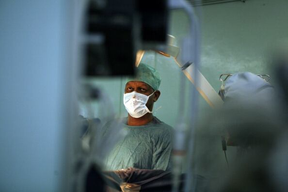 Finalmente, se encuentra el tratamiento conocido como miotomía endoscópica por vía oral, el cual es mínimamente invasivo y que consiste en introducir un endoscopio por la boca y bajarlo por la garganta.  (Photo by Universal Images Group via Getty Images)