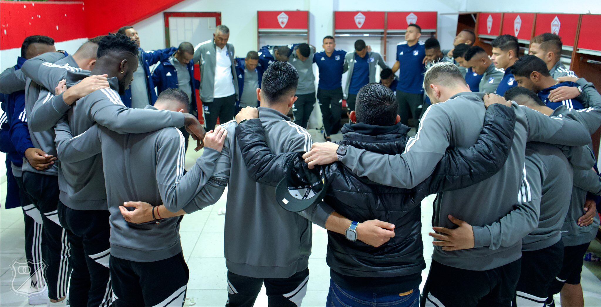 En esta foto se ve a Macalister Silva vestido con ropa de calle después del partido frente a Chicó.