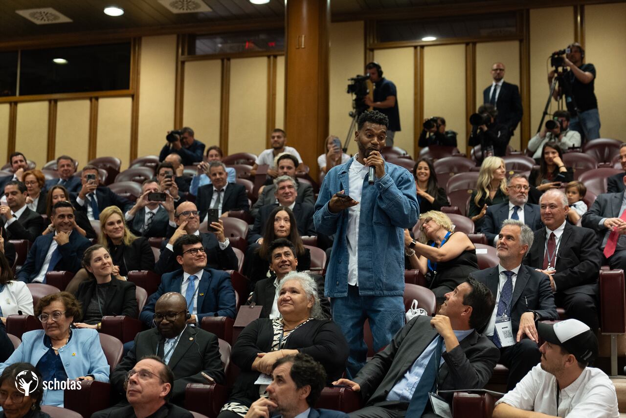 Tostao le cantó al Papa Francisco en la Ciudad del Vaticano.