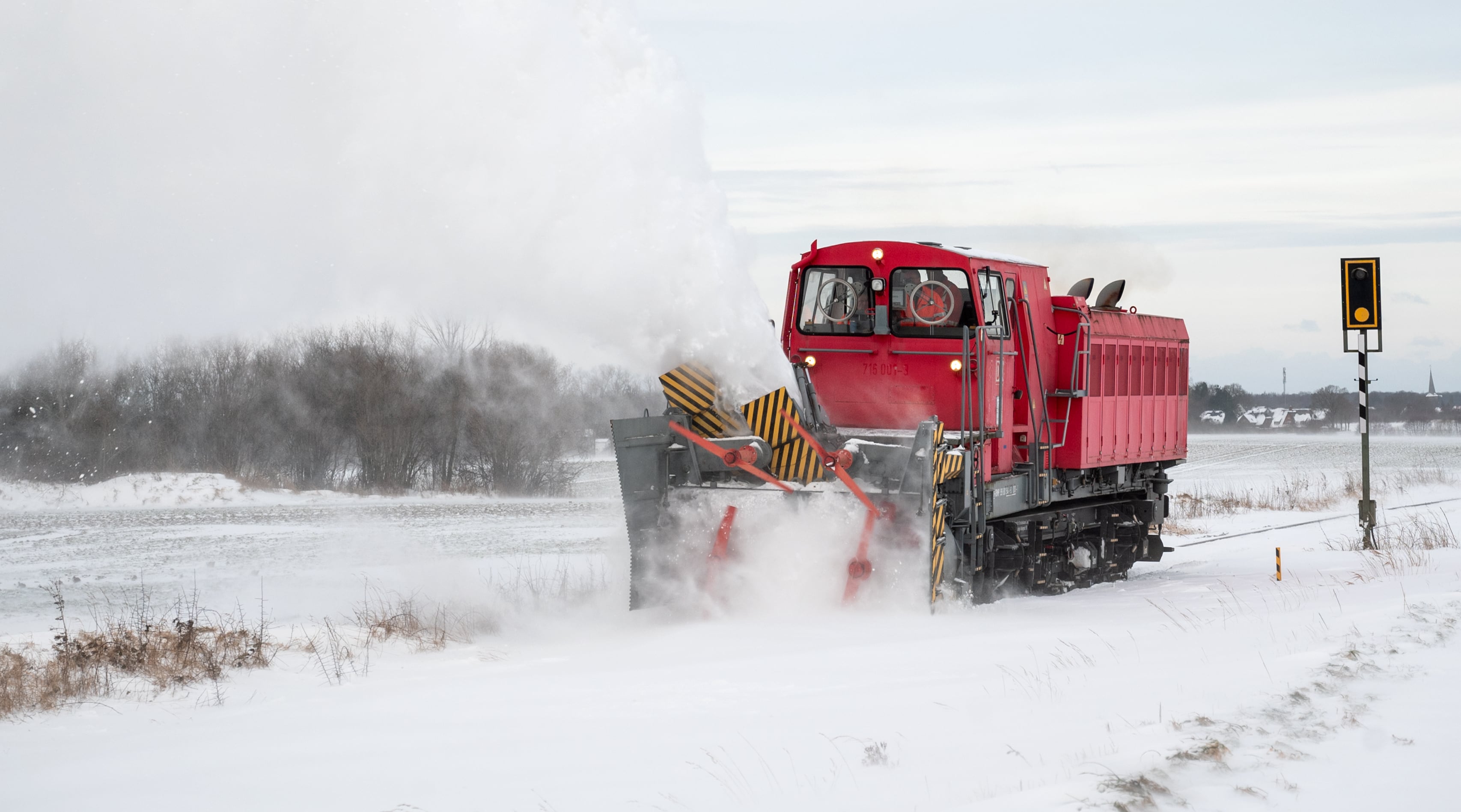 Una máquina de nieve trabaja durante la tormenta Elli.