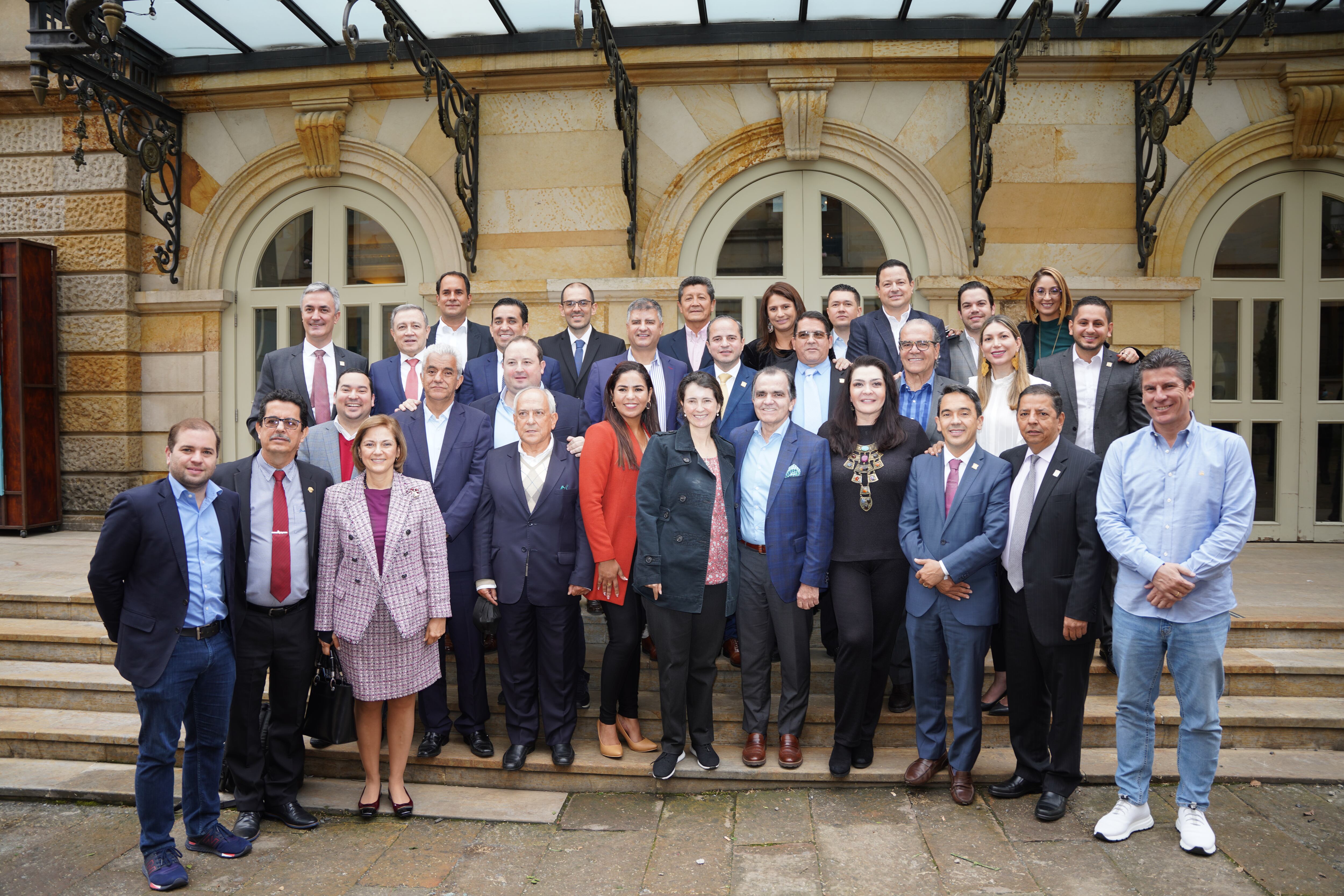 Centro Democrático cierra filas alrededor de Óscar Iván Zuluaga.
