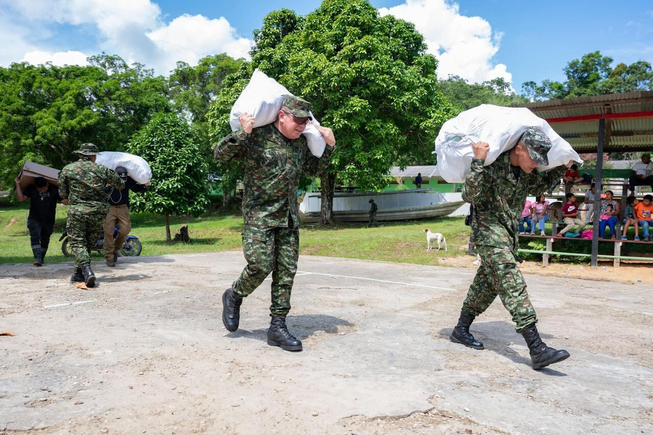 Más de 3.000 regalos para niños y adultos, llegaron desde Bogotá hasta el Araracuara, una población, en su mayoría indígena, para celebrarle la Navidad.