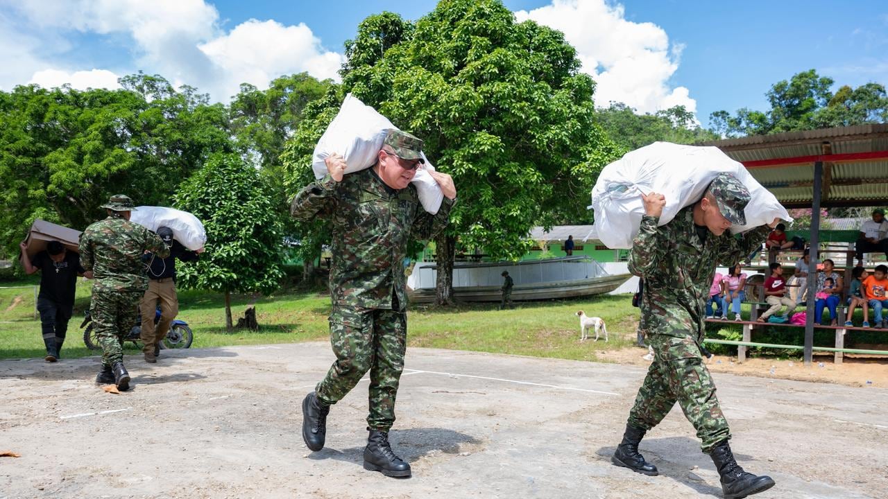 Más de 3.000 regalos para niños y adultos, llegaron desde Bogotá hasta el Araracuara, una población, en su mayoría indígena, para celebrarle la Navidad.