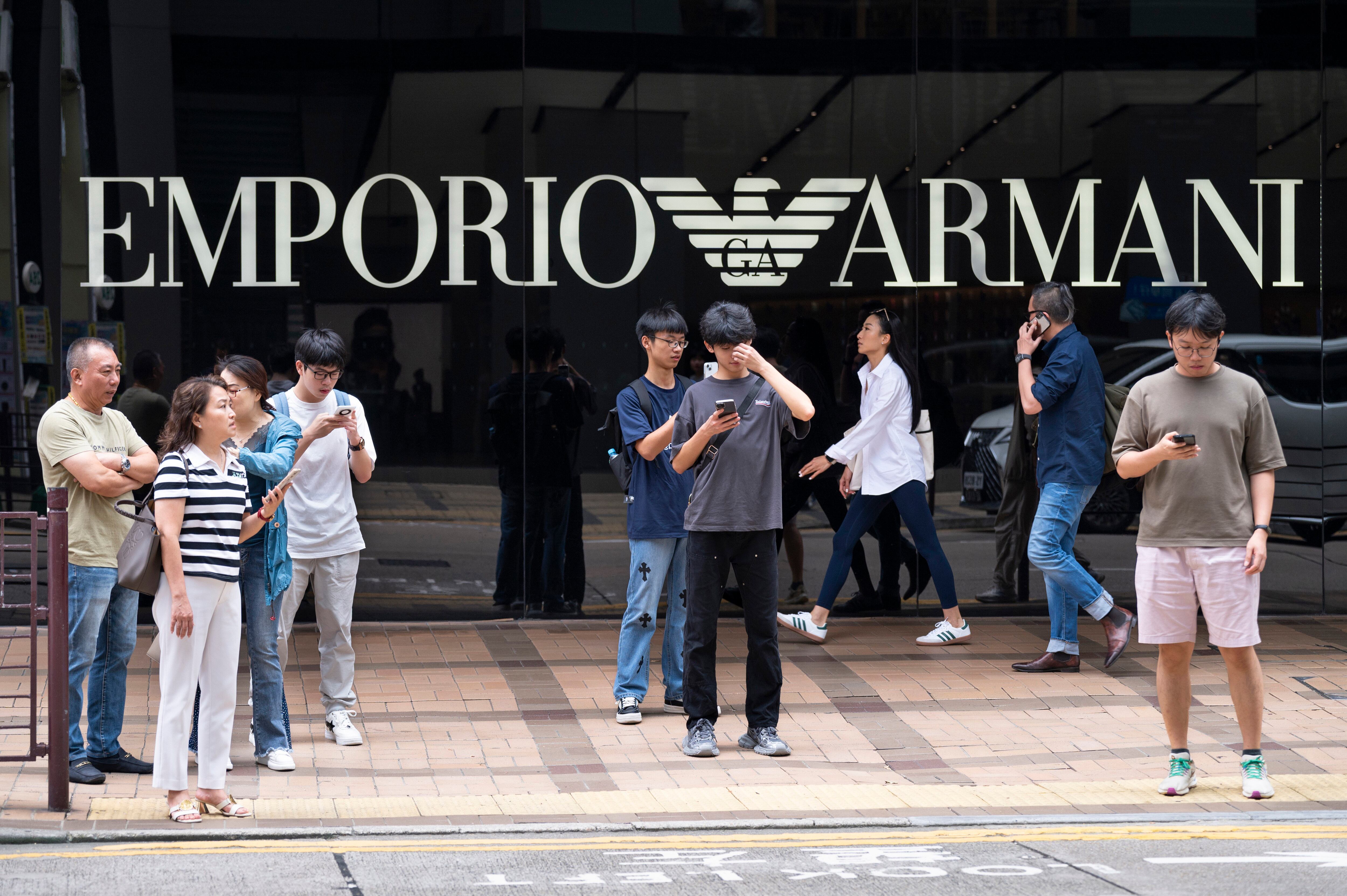 La reacción en redes ha sido inmediata. Algunos se burlan del precio: “¿140 euros por un gorro negro?” Pero las réplicas son claras. No es un gorro, es una postura.