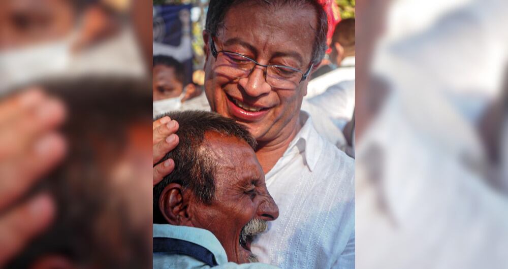 Foto publicada por el presidente Gustavo Petro junto a un adulto mayor