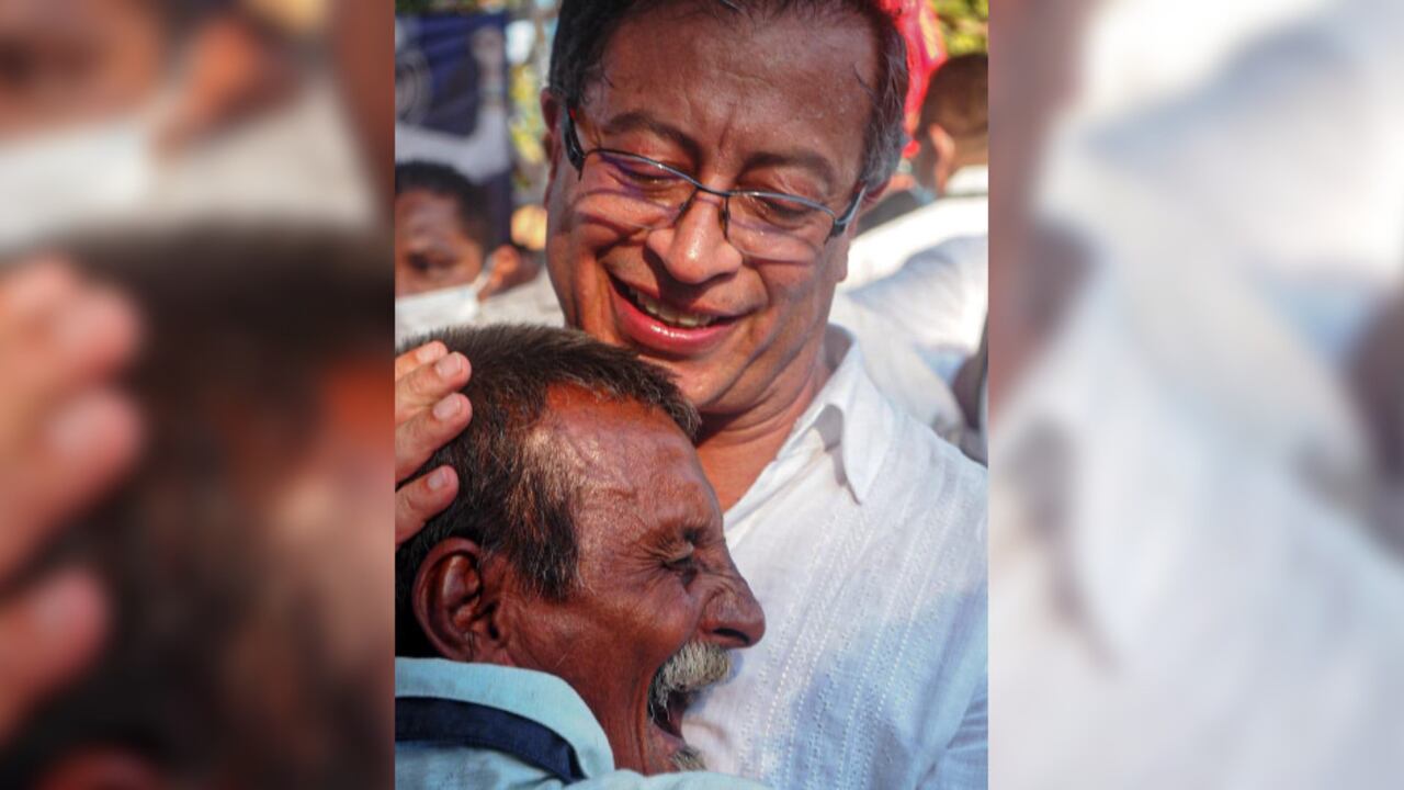 Foto publicada por el presidente Gustavo Petro junto a un adulto mayor