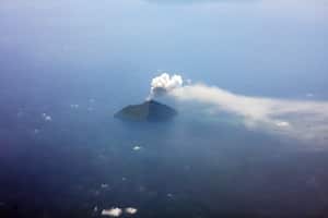 Los expertos predicen que este volcán submarino entrará en erupción en algún momento de 2025.