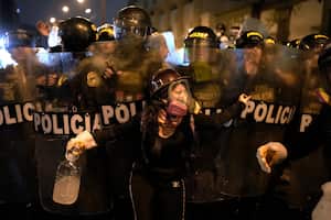 La protesta exige a la presidenta peruana Dina Boluarte un adelanto electoral inmediato, así como justicia por los muertos en las manifestaciones que sucedieron a la destitución de Pedro Castillo como presidente.