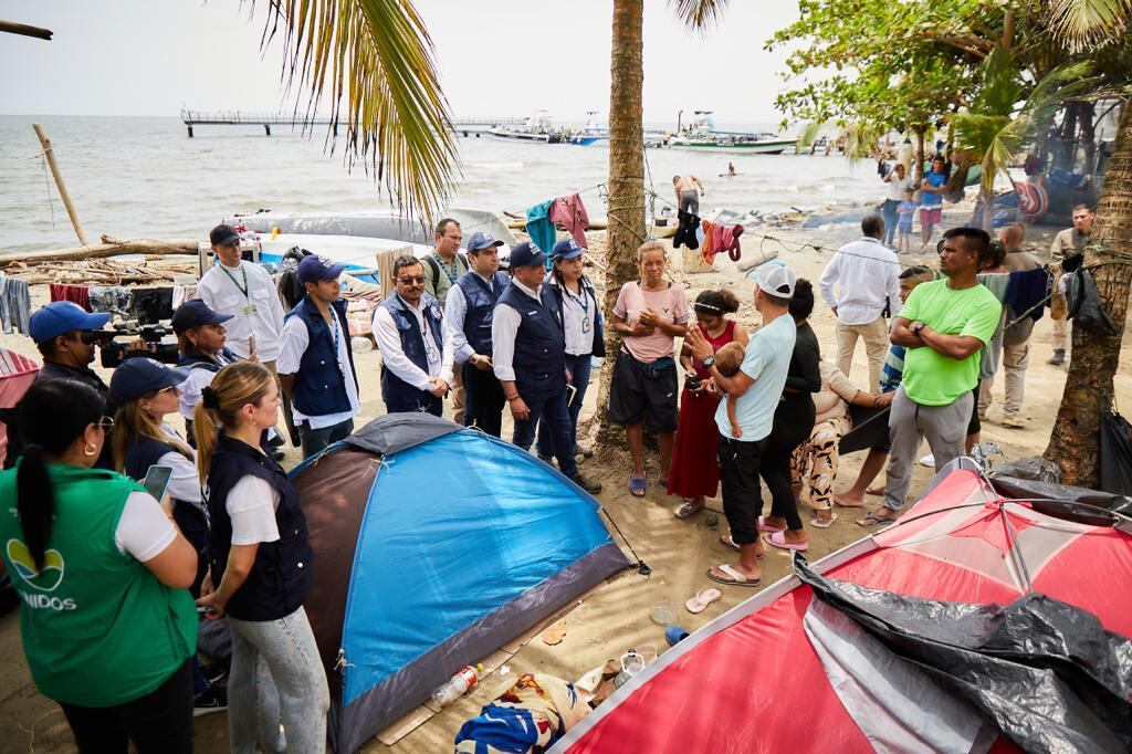 Defensoría visitó Necoclí, uno de los municipios que más alberfa migrantes en su paso por el Darién.