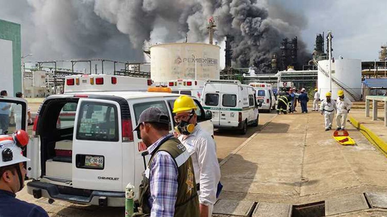 Cuerpos de emergencia trabajan en un complejo petroquímico de la empresa estatal Petróleos Mexicanos (Pemex) en el puerto de Coatzacoalcos, en el estado oriental de Veracruz.
