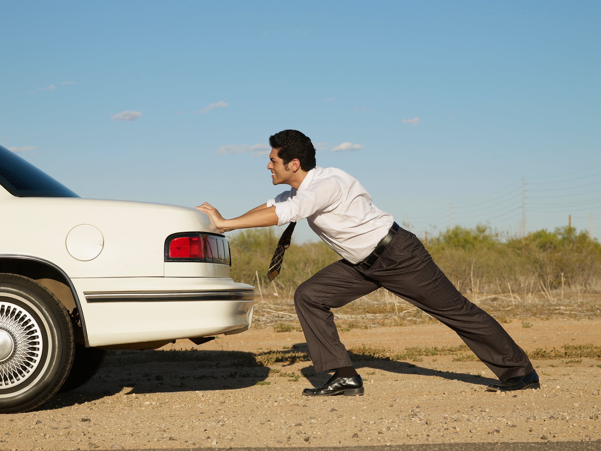 Empujar un carro que no arranca solo funciona con vehículos antiguos, en modelos modernos se puede generar serios daños.