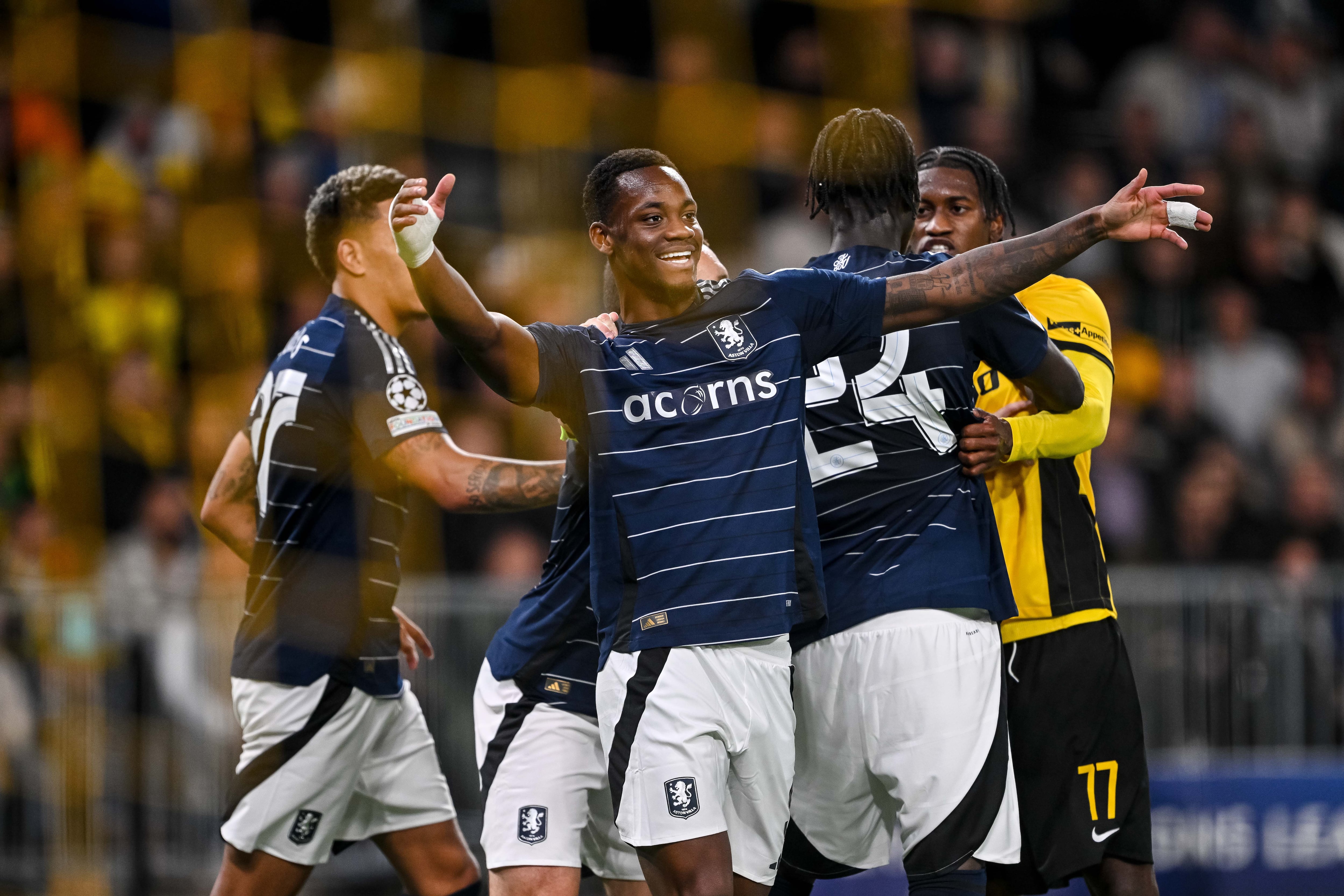 Jhon Duran del Aston Villa gesticula durante el partido de la UEFA Champions League 2024/25 Liga Fase MD1 entre el BSC Young Boys y el Aston Villa FC en el Stadion Wankdorf el 17 de septiembre de 2024 en Berna, Suiza.