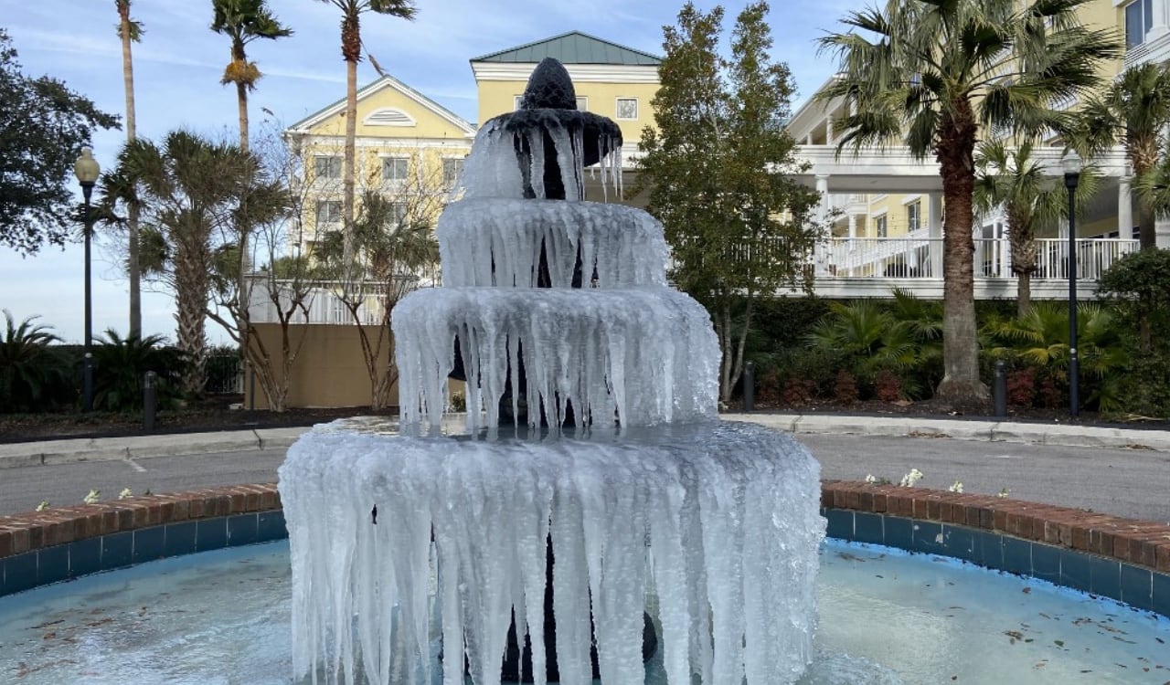 Las bajas temperaturas congelaron fuentes de agua en diferentes partes de Estados Unidos