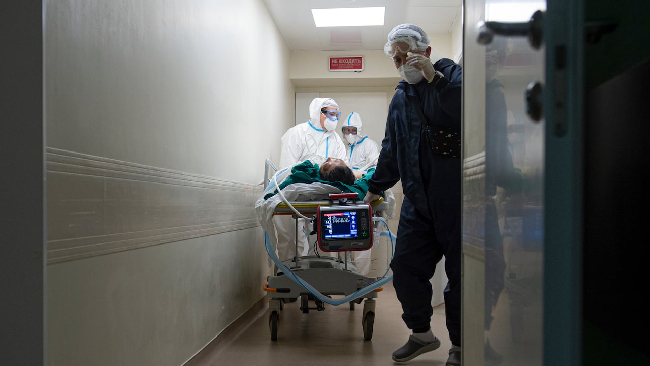 Pacientes covid-19. (AP Photo/Denis Kaminev)