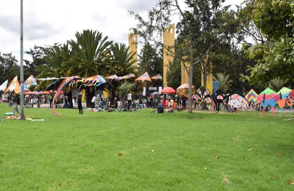 Para ingresar a los parques, personal capacitado tomará la temperatura de cada usuario y supervisará el respectivo uso de tapabocas. No podrán ingresar quienes presenten síntomas asociados a enfermedades respiratorias. No se habilitarán los módulos de comidas ni se autoriza la venta de alimentos. Foto: Alexandra Ruiz/SEMANA