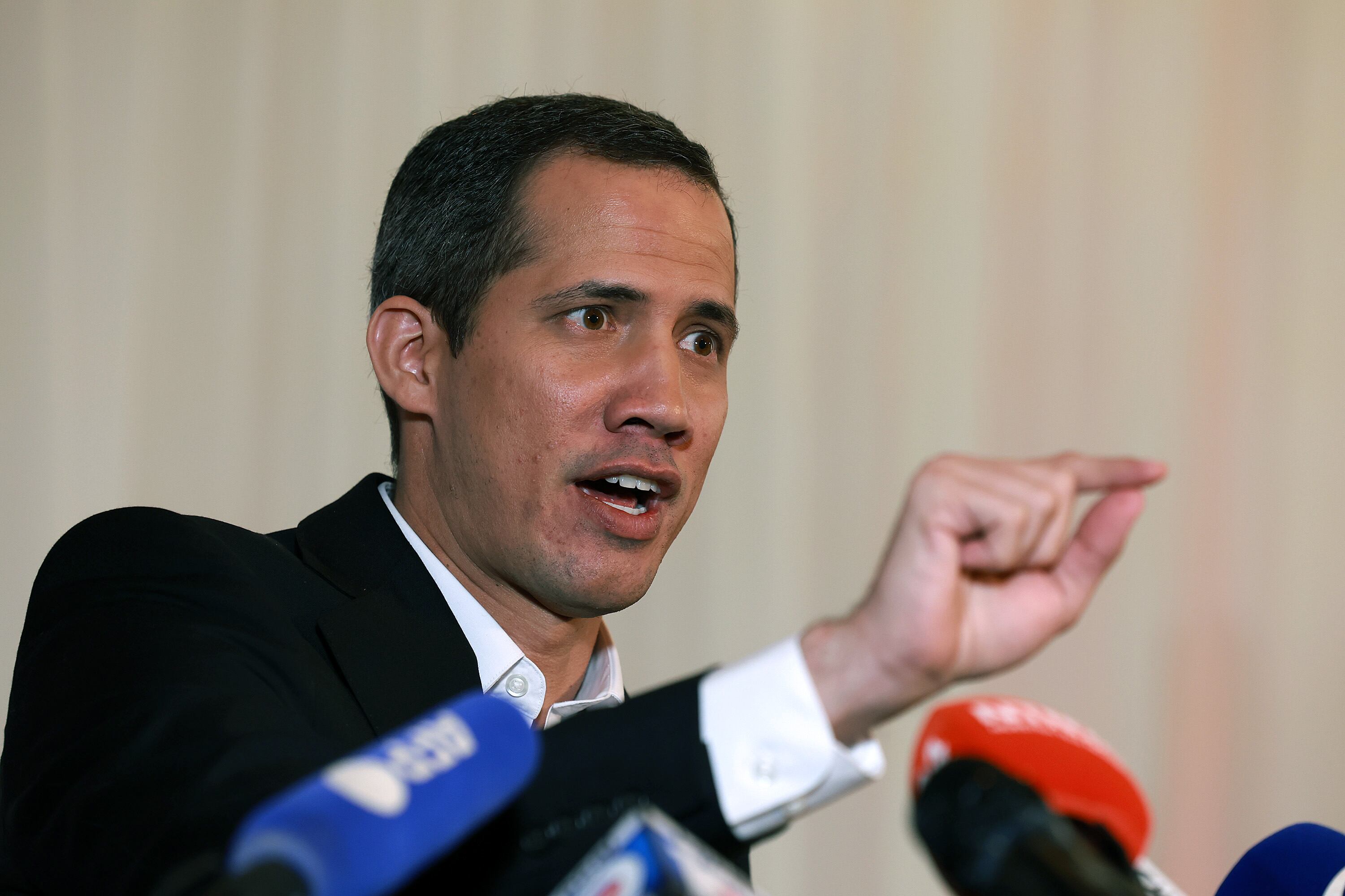 El líder de la oposición venezolana Juan Guaidó ofrece una conferencia de prensa en La Jolla Ballroom el 27 de abril de 2023 en Coral Gables, Florida.