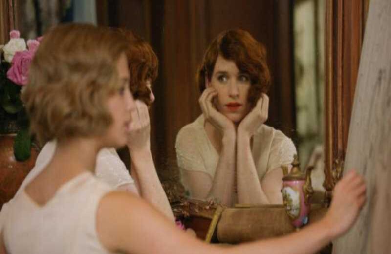 La chica danesa (2015) Esta película del director británico Tom Hooper narra la historia de Lili Elbe, nacida Einar Wegener. La paisajista asumió su identidad como mujer transgénero e inició su tránsito en Dinamarca durante la década de 1920. Eddie Redmayne protagonizó el largometraje, junto a Alicia Vikander.