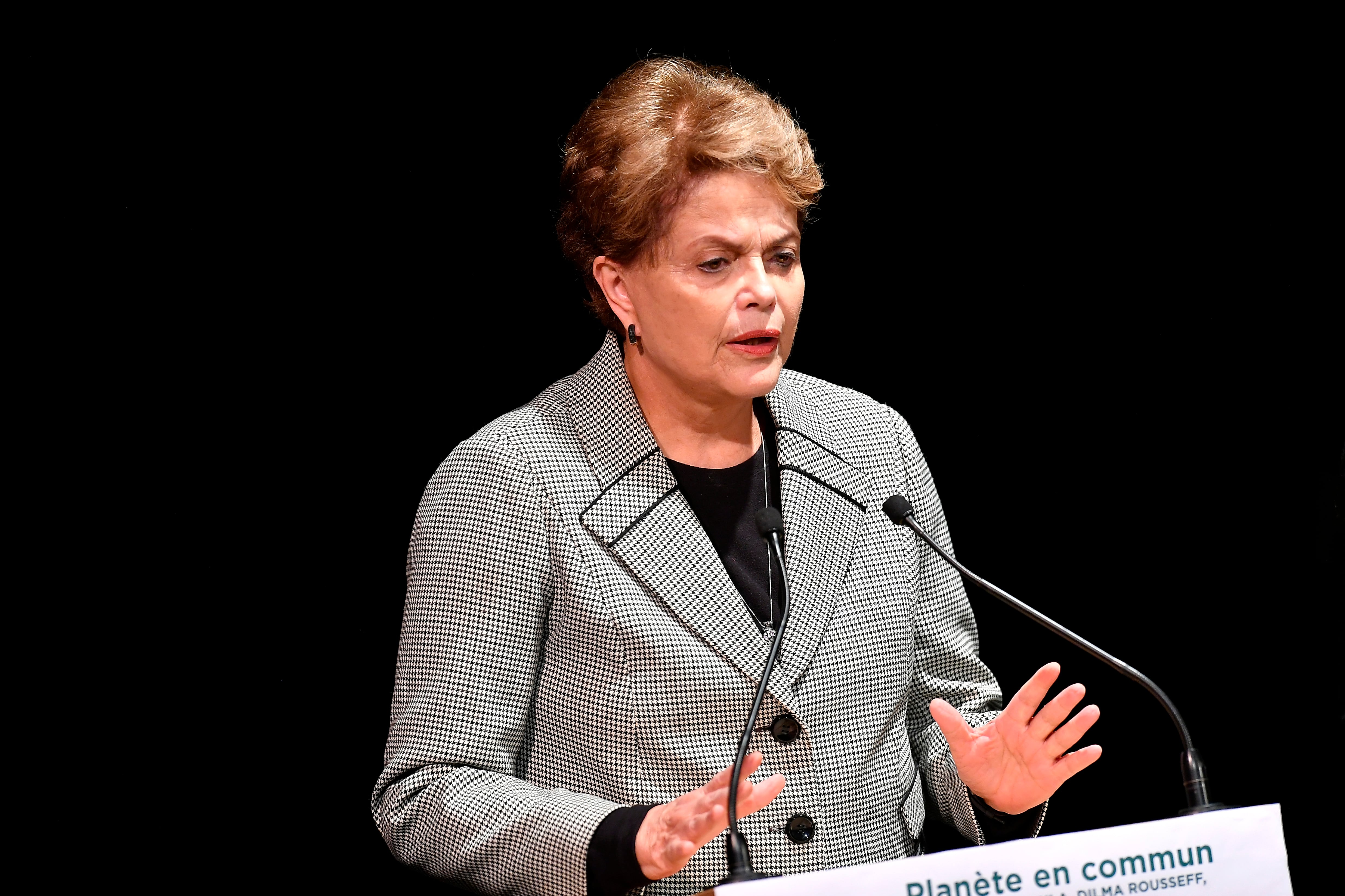 PARÍS, FRANCIA - 2 DE MARZO: La ex presidenta brasileña Dilma Rousseff se dirige a los votantes durante una reunión de Anne Hidalgo el 2 de marzo de 2020 en París, Francia. Anne Hidalgo se postula para un segundo mandato como alcaldesa de París. (Foto de Aurelien Meunier/Getty Images)