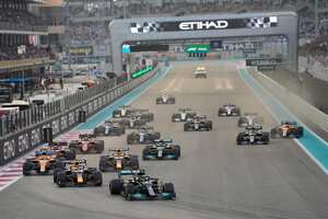 En la primera curva, Hamilton tomó el liderato del Gran Premio de Abu Dabi