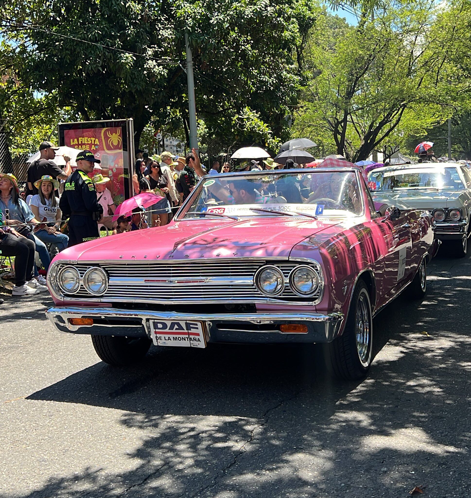 Desfile de Autos Clásicos y Antiguos en Medellín.