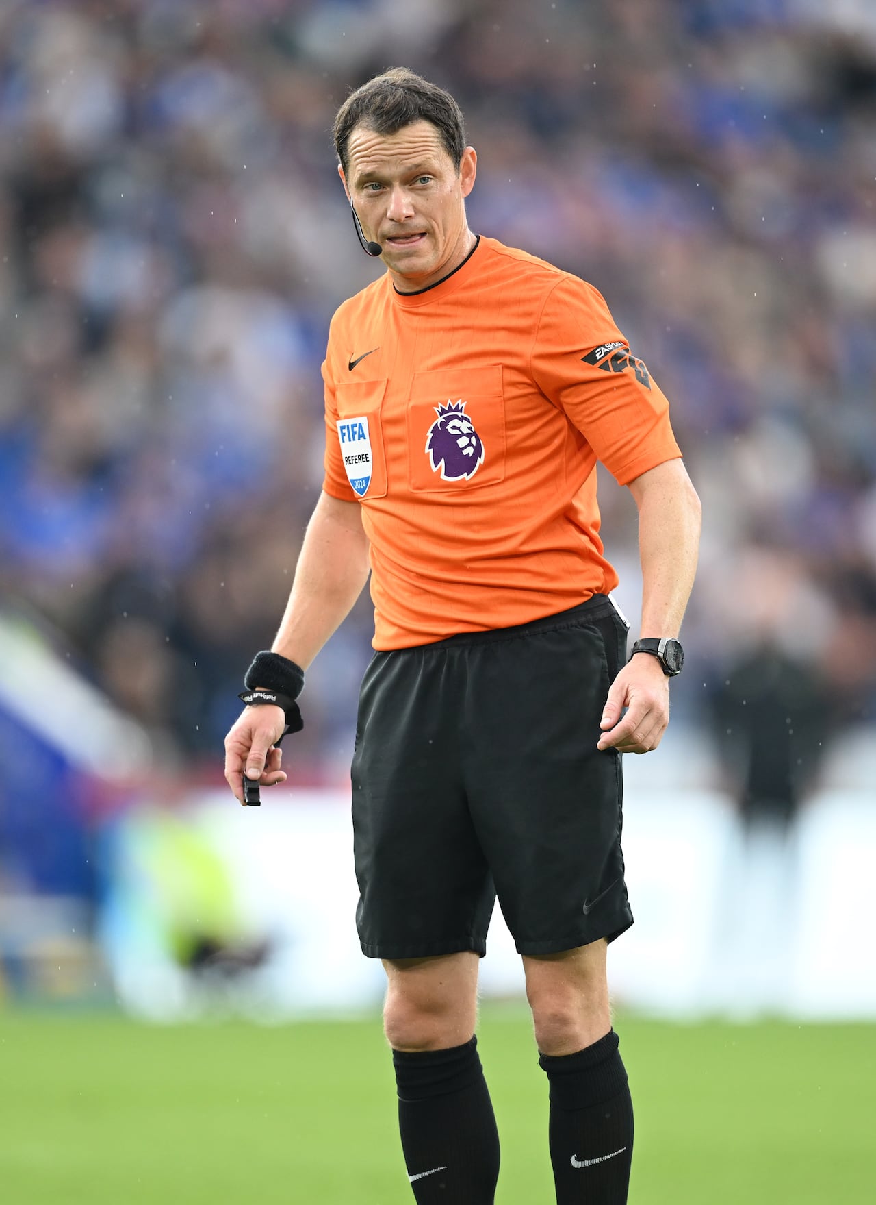 LEICESTER, ENGLAND - SEPTEMBER 21: Referee Darren England looks on during the Premier League match between Leicester City FC and Everton FC at The King Power Stadium on September 21, 2024 in Leicester, England. (Photo by Michael Regan/Getty Images)