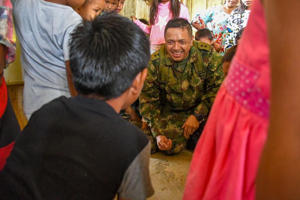 Comandante de la Cuarta Brigada dio clase de matemáticas a niños indígenas