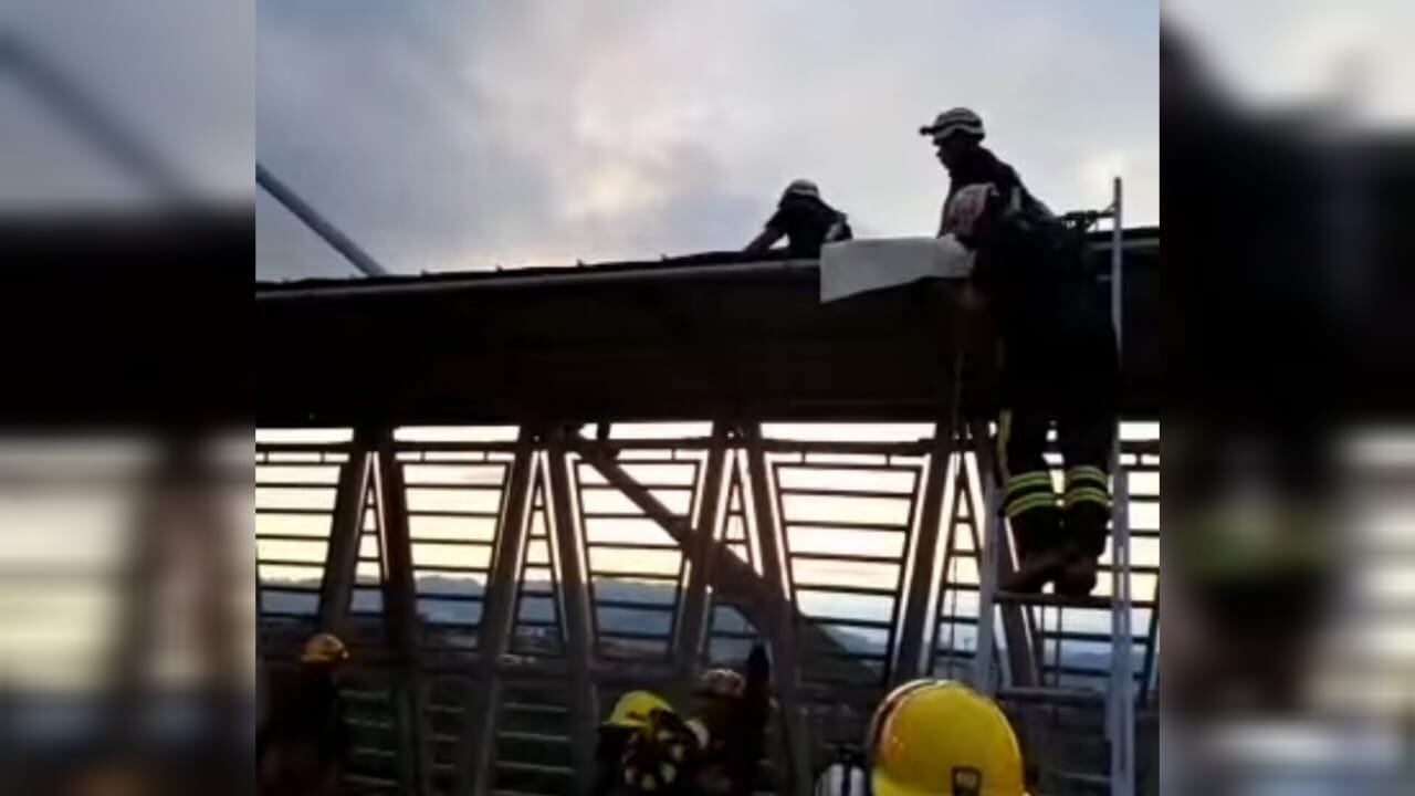 Al perecer se trata de una mujer que busca lanzarse del lugar