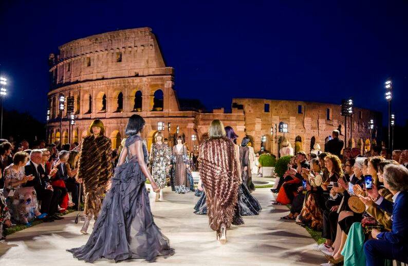 Las modelos de Fendi presentan la colección Otoño-Invierno 2019-2020, llamada 'El amanecer de la romanidad', durante un gran espectáculo de la alta costura frente al Coliseo Romano, el jueves 4 de julio de 2019. El evento rindió homenaje al diseñador de modas Karl Lagerfeld, quien falleció recientemente a los 85 años, dando fin a su mandato de 54 años dentro de la marca de lujo. (Foto AP / Domenico Stinellis)