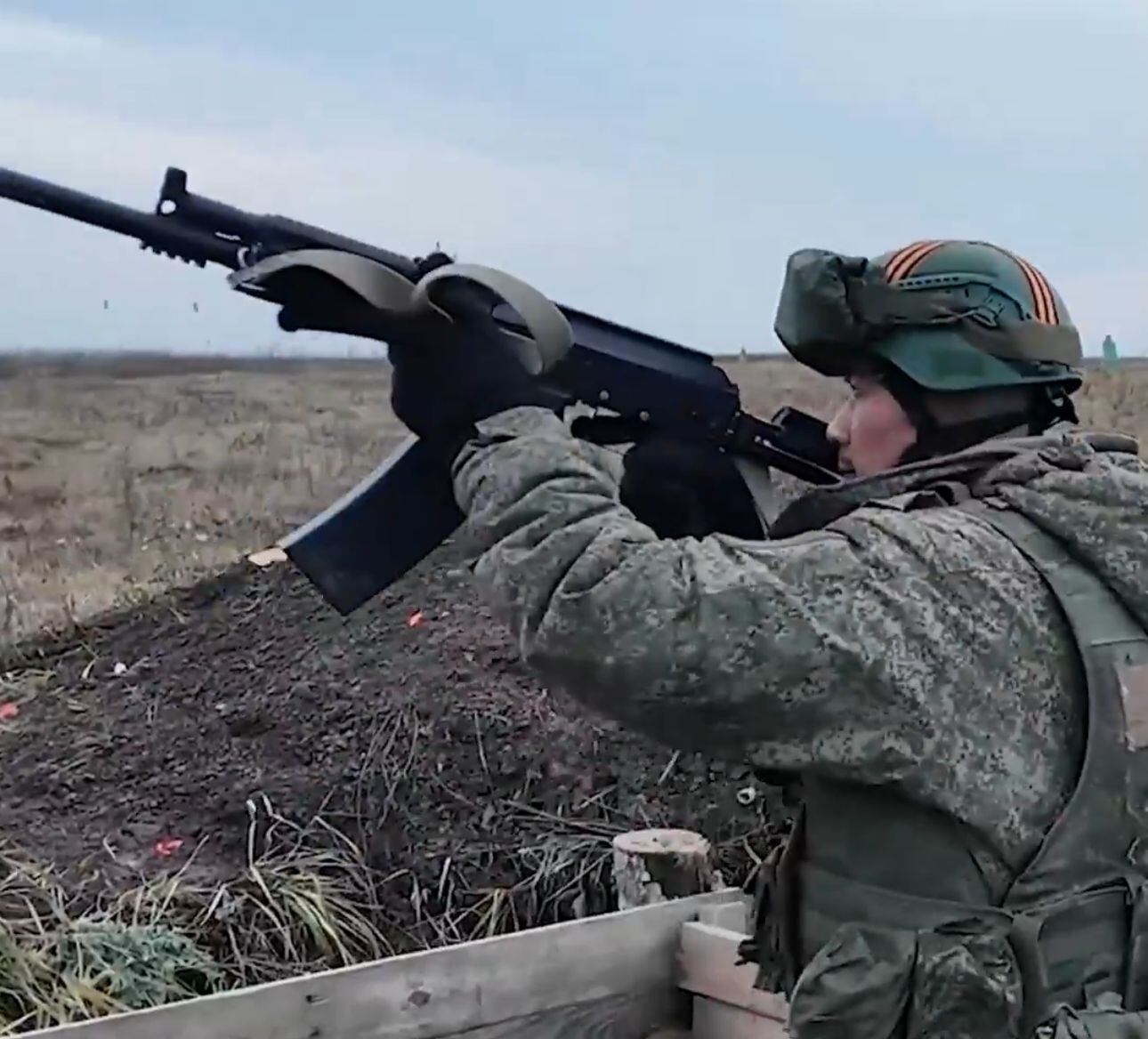 Soldado norcoreano apunta con un rifle durante su entrenamiento en Rusia