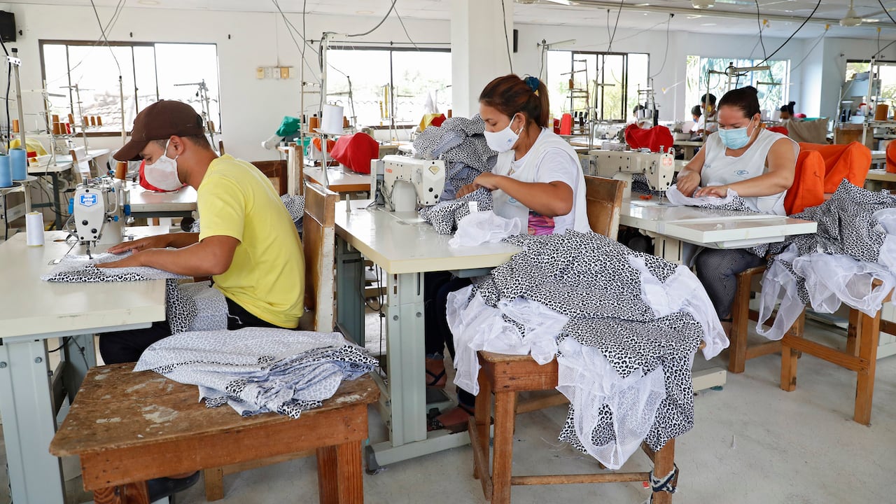 Según Fenalco, entre los gremios afectados con la llegada de algunos productos por ciertas plataformas internacionales está el de las confecciones.
Foto Guillermo Torres Reina / Semana