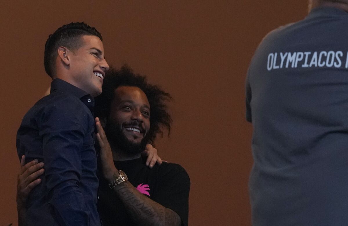 James Rodríguez y Marcelo, Olympiacos. Foto: AP/Thanassis Stavrakis