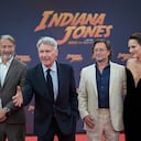 De izquierda a derecha, el actor danés Mads Mikkelsen, el actor estadounidense Harrison Ford, el actor alemán Thomas Kretschmann y la actriz británica Phoebe Waller-Bridge posan para fotógrafos en la alfombra roja de "Indiana Jones and the Dial of Destiny" en el cine Zoo Palast en Berlín, Alemania, el 22 de junio de 2023. (Hannes Albert/dpa vía AP)