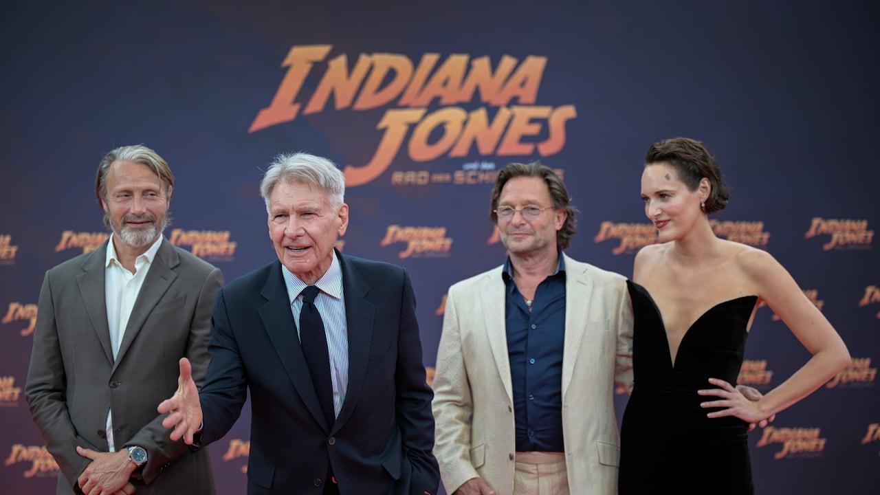 De izquierda a derecha, el actor danés Mads Mikkelsen, el actor estadounidense Harrison Ford, el actor alemán Thomas Kretschmann y la actriz británica Phoebe Waller-Bridge posan para fotógrafos en la alfombra roja de "Indiana Jones and the Dial of Destiny" en el cine Zoo Palast en Berlín, Alemania, el 22 de junio de 2023. (Hannes Albert/dpa vía AP)