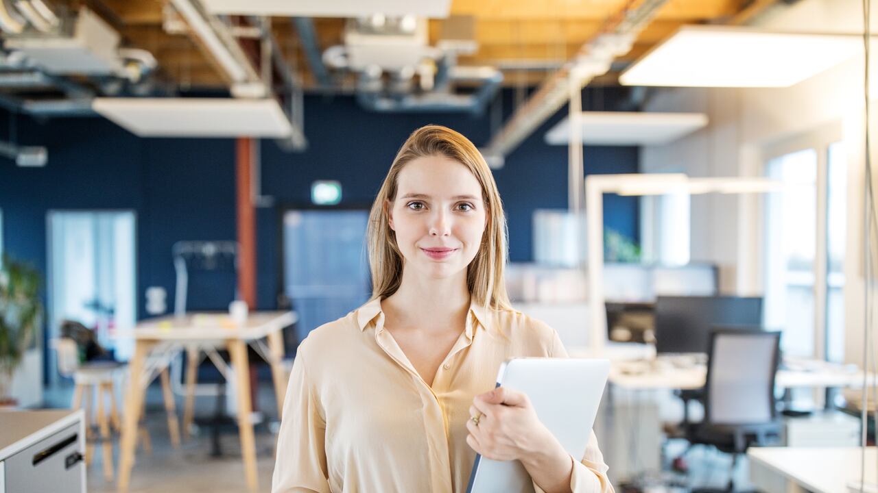 La capacidad de contar historias y transmitir emociones a través de las palabras sigue siendo exclusivamente humana. Si su carrera se basa en la escritura y la comunicación, puede estar seguro de que su habilidad para conectar con el público permanece protegida de la automatización.