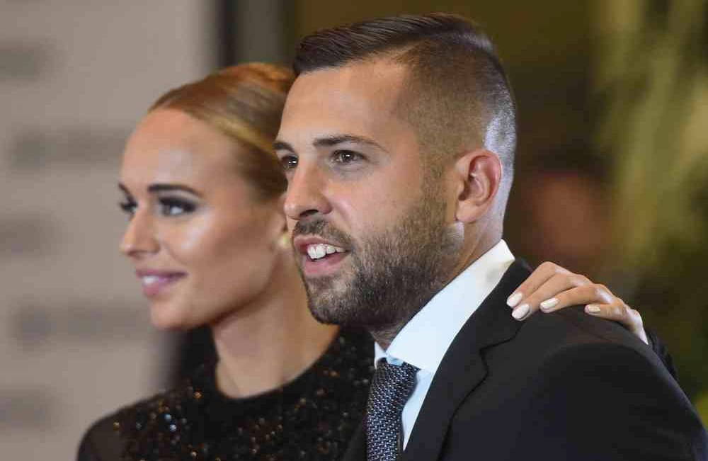 El lateral izquierdo del Barcelona Jordi Alba junto a su esposa Romarey Ventura. Foto: AFP