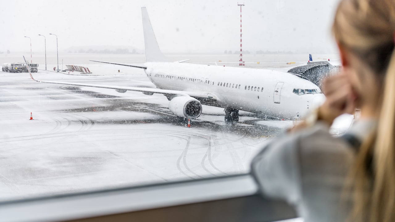 Múltiples cancelaciones marcaron la jornada en los aeropuertos más afectados por la tormenta.