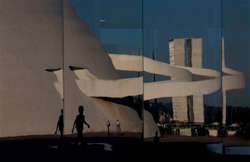 Brasilia comparte con ciudades como San Petersburgo, Washington D.C., Canberra, La Plata, Chandigarh, Ciudad Guayana o Putrajaya, la particularidad de haber sido construida de la nada, convirtiéndose rápidamente en una gran ciudad.