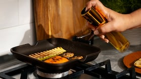 Especialistas señalan que las grasas insaturadas, presentes en alimentos como el aguacate, los pescados, las semillas y los aceites vegetales, aportan nutrientes esenciales y favorecen la absorción de vitaminas.