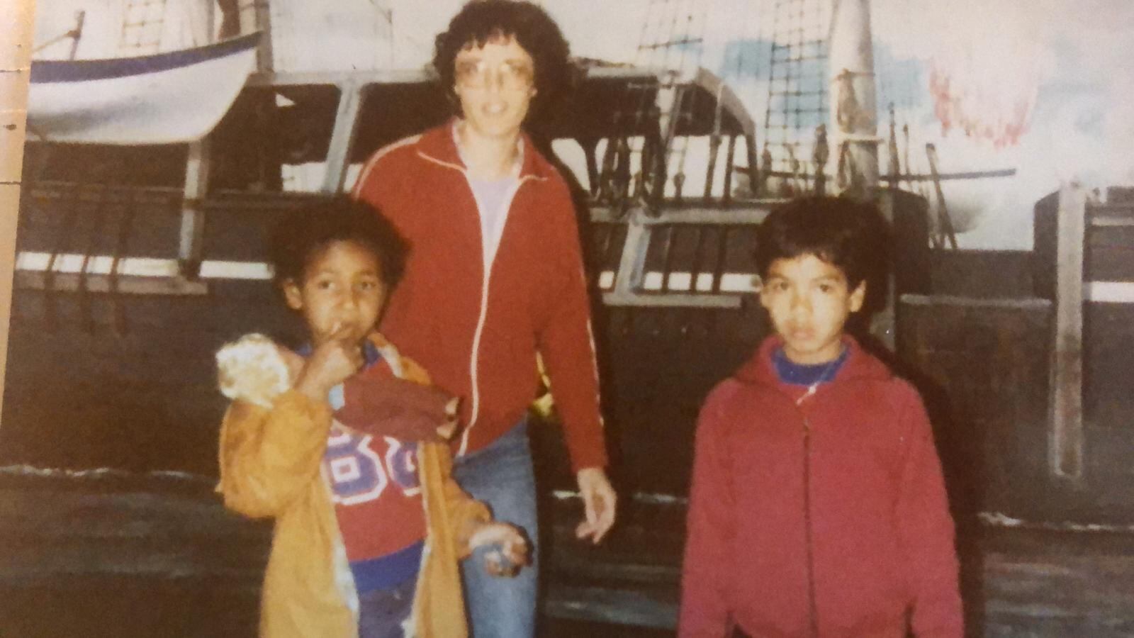 Gustavo, su hermana y su madre adoptiva.