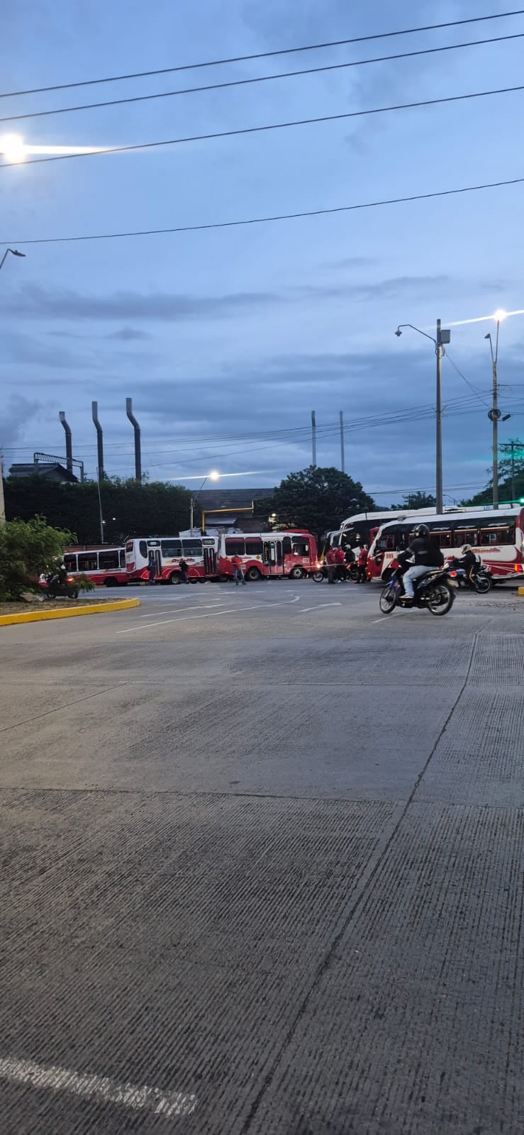 Bloqueos en Cali generan caos en la movilidad.